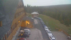 Parkoviště a hlavní vchod