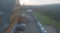 Parkoviště a hlavní vchod