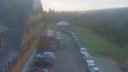 Parkoviště a hlavní vchod