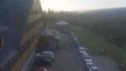 Parkoviště a hlavní vchod