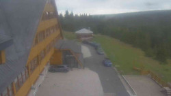 Parkoviště a hlavní vchod