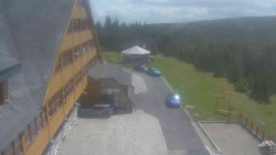 Parkoviště a hlavní vchod