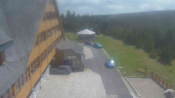 Parkoviště a hlavní vchod