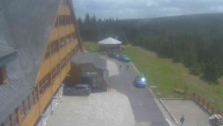 Parkoviště a hlavní vchod
