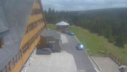 Parkoviště a hlavní vchod