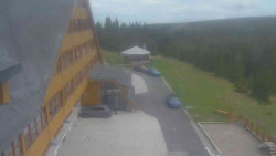 Parkoviště a hlavní vchod