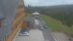 Parkoviště a hlavní vchod