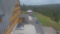 Parkoviště a hlavní vchod