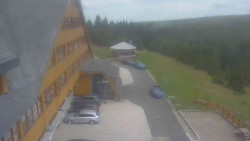 Parkoviště a hlavní vchod