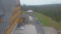Parkoviště a hlavní vchod