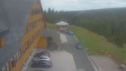 Parkoviště a hlavní vchod