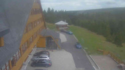 Parkoviště a hlavní vchod