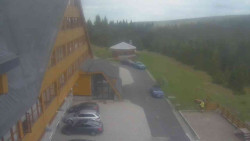 Parkoviště a hlavní vchod