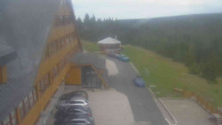 Parkoviště a hlavní vchod