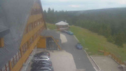 Parkoviště a hlavní vchod