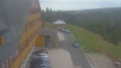 Parkoviště a hlavní vchod