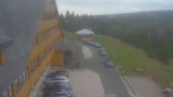 Parkoviště a hlavní vchod