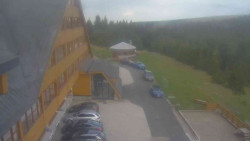 Parkoviště a hlavní vchod