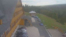 Parkoviště a hlavní vchod