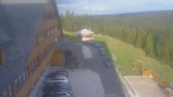 Parkoviště a hlavní vchod
