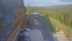 Parkoviště a hlavní vchod
