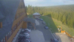 Parkoviště a hlavní vchod
