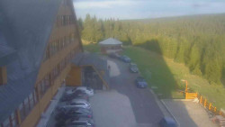 Parkoviště a hlavní vchod