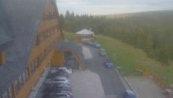 Parkoviště a hlavní vchod