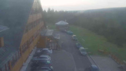 Parkoviště a hlavní vchod