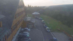 Parkoviště a hlavní vchod