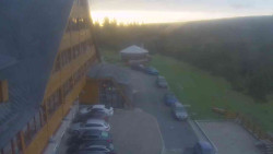 Parkoviště a hlavní vchod