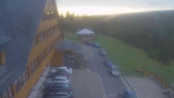 Parkoviště a hlavní vchod