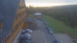 Parkoviště a hlavní vchod