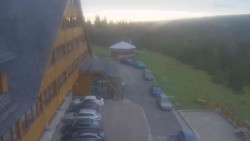 Parkoviště a hlavní vchod