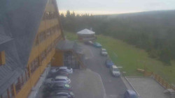 Parkoviště a hlavní vchod