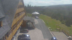 Parkoviště a hlavní vchod