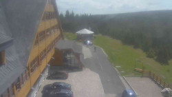 Parkoviště a hlavní vchod