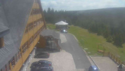 Parkoviště a hlavní vchod