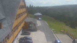 Parkoviště a hlavní vchod