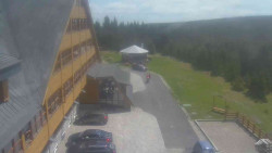 Parkoviště a hlavní vchod