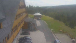Parkoviště a hlavní vchod