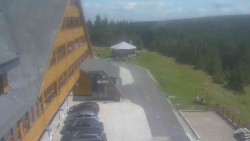 Parkoviště a hlavní vchod
