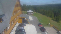 Parkoviště a hlavní vchod