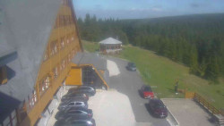 Parkoviště a hlavní vchod
