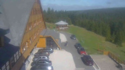 Parkoviště a hlavní vchod