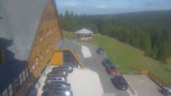 Parkoviště a hlavní vchod