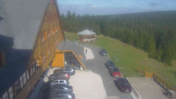 Parkoviště a hlavní vchod