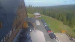Parkoviště a hlavní vchod