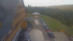 Parkoviště a hlavní vchod