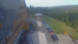 Parkoviště a hlavní vchod